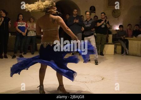 une danseuse turque effectuant une danse küçek-ventre pour les touristes dans un restaurant local Banque D'Images