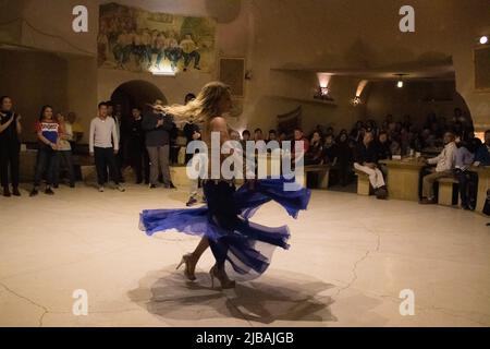 une danseuse turque effectuant une danse küçek-ventre pour les touristes dans un restaurant local Banque D'Images