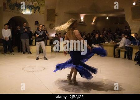 une danseuse turque effectuant une danse küçek-ventre pour les touristes dans un restaurant local Banque D'Images