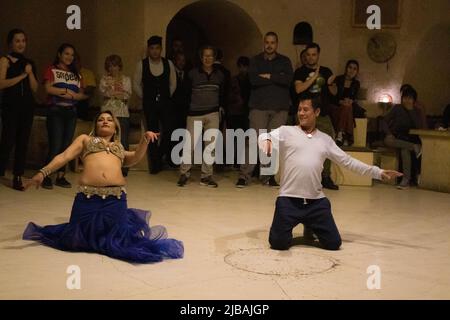 une danseuse turque effectuant une danse küçek-ventre pour les touristes dans un restaurant local Banque D'Images