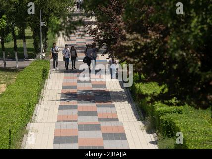 Bucarest, Roumanie - 20 mai 2022 : le parc universitaire de l'Université polytechnique de Bucarest. Banque D'Images