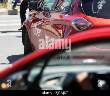 Bucarest, Roumanie - 20 mai 2022 : une voiture portant le logo Uber est vue dans la circulation dans une rue de Bucarest. Banque D'Images