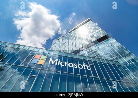 Bucarest, Roumanie - 04 juin 2022: Vue du siège de Microsoft Roumanie dans les tours de la porte de ville situé sur la place de la presse libre, à Bucarest, Roumanie. Banque D'Images