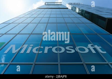 Bucarest, Roumanie - 04 juin 2022: Vue du siège de Microsoft Roumanie dans les tours de la porte de ville situé sur la place de la presse libre, à Bucarest, Roumanie. Banque D'Images