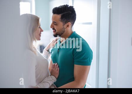 Un jeune couple amoureux s'embrassant à la maison Banque D'Images