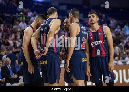 Madrid, Espagne. 04th juin 2022. Les joueurs de Bitci Baskonia pendant le jeu de 2022 demi-finales de Liga Endesa, le jeu 2 entre le Real Madrid et le Bitci Baskonia a célébré au Centre Wizink de Madrid (Espagne), 4 juin 2022. Real Madrid remporte 83 - 71 (photo de Juan Carlos García Mate/Pacific Press) Credit: Pacific Press Media production Corp./Alay Live News Banque D'Images