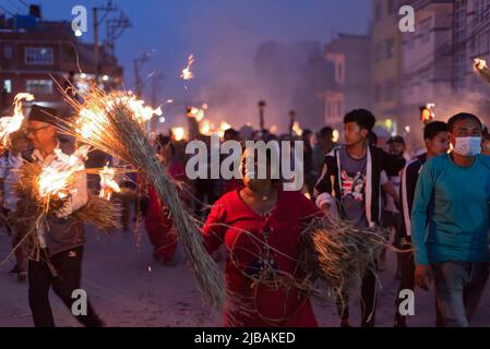 Lalitpur, Népal. 04th juin 2022. Les dévotés illuminent les torches traditionnelles le dernier jour du festival de char de Rato Machindranath à Bungamati. Le dernier jour de Machhindranath Jatra, les dévots prennent les idoles de Rato (rouge) Dieu Machhindranath sur son char jusqu'au temple de Bungamati. (Photo de Bivas Shrestha/SOPA Images/Sipa USA) crédit: SIPA USA/Alay Live News Banque D'Images