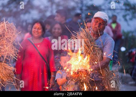 Lalitpur, Népal. 04th juin 2022. Les dévotés illuminent les torches traditionnelles le dernier jour du festival de char de Rato Machindranath à Bungamati. Le dernier jour de Machhindranath Jatra, les dévots prennent les idoles de Rato (rouge) Dieu Machhindranath sur son char jusqu'au temple de Bungamati. (Photo de Bivas Shrestha/SOPA Images/Sipa USA) crédit: SIPA USA/Alay Live News Banque D'Images