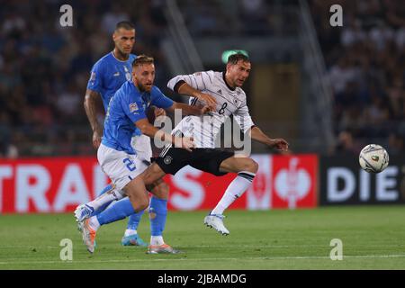 Bologne, Italie, 4th juin 2022. Gianluca Scamacca, d'Italie, regarde comme coéquipier Davide Frattesi des affrontements avec Leon Goretzka, d'Allemagne, lors du match de l'UEFA Nations League au Stadio Renato Dall'Ara, à Bologne. Le crédit photo devrait se lire: Jonathan Moscrop / Sportimage Banque D'Images