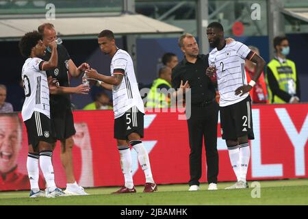 Bologne, Italie. 04th juin 2022. ROME, Italie - 04.06.2022: Hans-Dieter Flick, ANTONIO RUDIGER (ALLEMAGNE) lors du match de football de la Ligue des Nations de l'UEFA 2023 entre l'Italie et l'Allemagne au Stadio Dall'Ara à Bologne le 04 juin 2022. Crédit : Agence photo indépendante/Alamy Live News Banque D'Images