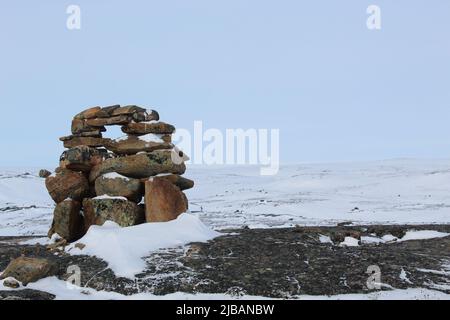 Inukshuk dans la toundra arctique, Iqaluit, Nunavut, Canada Banque D'Images