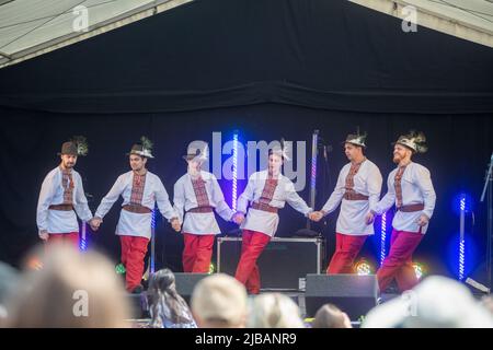 Prolisok Ukrainian Dance Group se produit sur la scène du festival mondial au Water Fest 2022, à Reading, Abbey Gardens Banque D'Images
