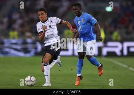 Bologne, Italie, 4th juin 2022. Jamal Musiala d'Allemagne est poursuivi par Degnand Wilfried Gnonto d'Italie lors du match de l'UEFA Nations League au Stadio Renato Dall'Ara, Bologne. Le crédit photo devrait se lire: Jonathan Moscrop / Sportimage Banque D'Images