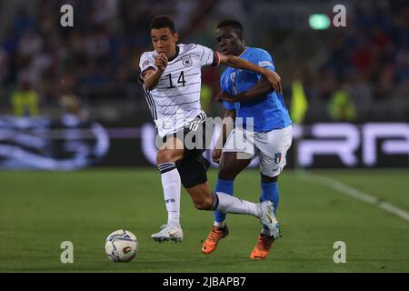 Bologne, Italie, 4th juin 2022. Jamal Musiala d'Allemagne est poursuivi par Degnand Wilfried Gnonto d'Italie lors du match de l'UEFA Nations League au Stadio Renato Dall'Ara, Bologne. Le crédit photo devrait se lire: Jonathan Moscrop / Sportimage Banque D'Images