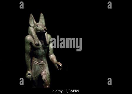 Leiden, pays-Bas - 07 AOÛT 2021 : petite figurine d'Anubis de l'Égypte ancienne. Dieux d'Égypte, mythologie. Banque D'Images