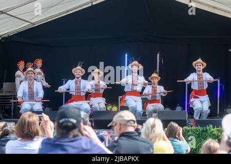 Prolisok Ukrainian Dance Group se produit sur la scène du festival mondial au Water Fest 2022, à Reading, Abbey Gardens Banque D'Images