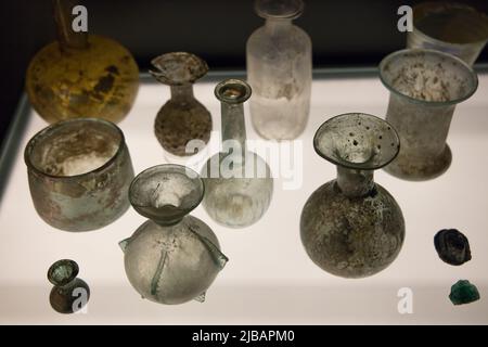 Leiden, pays-Bas - 07 AOÛT 2021 : une collection de bouteilles de verre romaines de l'empire romain, Rome antique. Cruches romaines en verre. Banque D'Images