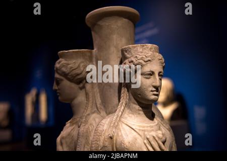 Leiden, pays-Bas - 07 AOÛT 2021 : gros plan de la sculpture Hecate Epipyrgidia de la déesse Hecate, faite de marbre par le sculpteur Alcalènes d'Athènes Banque D'Images