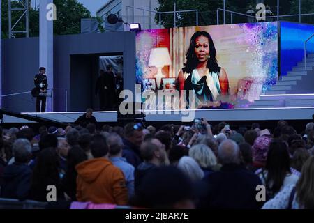 L'ancienne première dame des États-Unis Michelle Obama apparaît par vidéo pour donner un message lors de la partie Platinum de la BBC au Palais qui a eu lieu devant Buckingham Palace, Londres, le troisième jour des célébrations du Jubilé de platine pour la reine Elizabeth II Date de la photo: Samedi 4 juin 2022. Banque D'Images