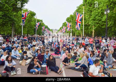 Londres, Royaume-Uni. 4th juin 2022. Les foules se rassemblent pour la partie Platinum au Palace, un concert devant le Palais de Buckingham le 3 jour du week-end du Jubilé de platine de la Reine. Credit: Vuk Valcic/Alamy Live News Banque D'Images