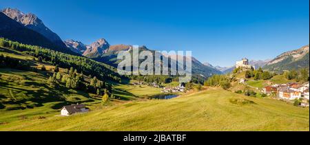 Montagnes entourant le village et le château de Tarasp (Grisons, Suisse). Il se trouve dans la vallée de la Basse-Engadine, le long de la rivière Inn, près de Scuol Banque D'Images