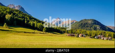 Le soleil se lève sur les montagnes entourant le village de Tarasp (Grisons, Suisse). Il se trouve dans la vallée de la Basse-Engadine, le long de la rivière Inn. Banque D'Images