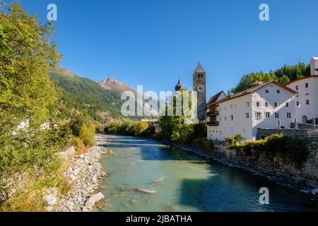 Le River Inn traverse Susch. Il se trouve dans la vallée de la Basse-Engadine. De là, vous pouvez prendre le col Flüela en direction de Davos (centre des Grisons). Banque D'Images