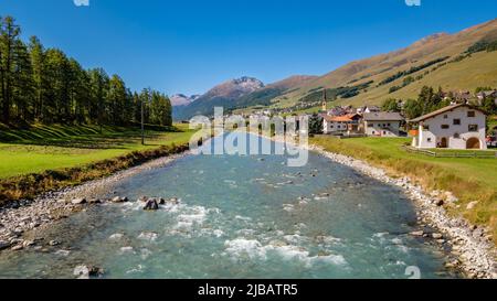 Le village de S-Chanf, situé dans la haute vallée de l'Engadine (Grisons, Suisse), vu du pont de pierre de l'auberge (Inn Brücke) au-dessus de la rivière Inn Banque D'Images