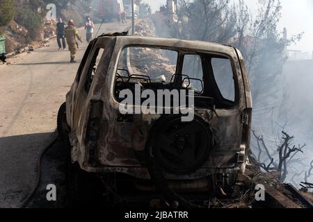 Athènes, Grèce. 4th juin 2022. Un véhicule brûlé dans un feu de forêt est vu à Voula, une banlieue sud d'Athènes, en Grèce, sur 4 juin 2022. Un important feu de forêt a éclaté samedi après-midi dans la partie côtière sud d'Athènes, ce qui a poussé le service d'incendie à réagir au moment où l'incendie attelait les zones résidentielles. Crédit: Marios Lolos/Xinhua/Alamy Live News Banque D'Images
