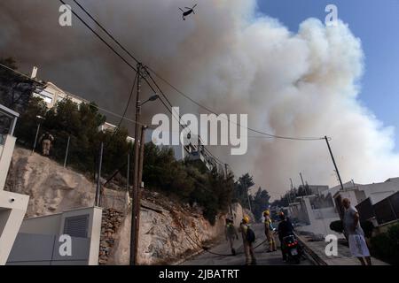 Athènes, Grèce. 4th juin 2022. La fumée d'un feu de forêt s'élève à Voula, une banlieue sud d'Athènes, en Grèce, sur 4 juin 2022. Un important feu de forêt a éclaté samedi après-midi dans la partie côtière sud d'Athènes, ce qui a poussé le service d'incendie à réagir au moment où l'incendie attelait les zones résidentielles. Crédit: Marios Lolos/Xinhua/Alamy Live News Banque D'Images
