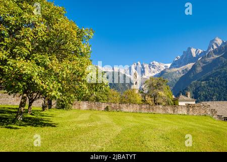 Belle vue d'automne sur le magnifique village de Soglio, situé sur le flanc de la montagne au nord du Val Bregaglia (Grisons, Suisse) Banque D'Images