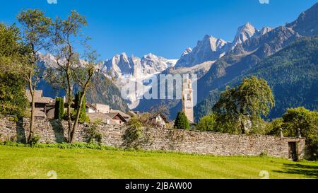 Belle vue d'automne sur le magnifique village de Soglio, situé sur le flanc de la montagne au nord du Val Bregaglia (Grisons, Suisse) Banque D'Images