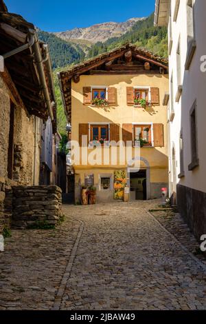 Soglio, Suisse - 24 septembre 2022: Petite épicerie dans le petit village de Soglio, qui se trouve dans le Val Bregaglia (Grisons, Suisse). Banque D'Images