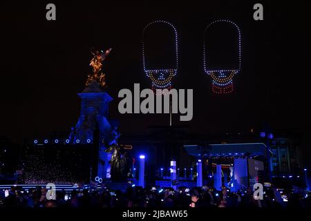 Les drones font des formes au-dessus du Platinum Party au Palace devant Buckingham Palace, Londres, le troisième jour des célébrations du Jubilé de platine pour la reine Elizabeth II Date de la photo: Samedi 4 juin 2022. Banque D'Images