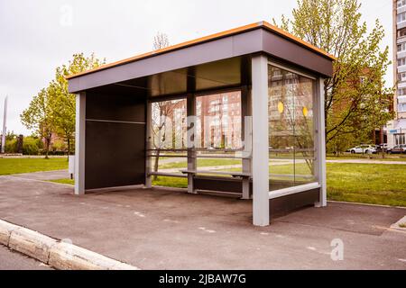 arrêt de bus vide en métal et en verre dans la ville avec place pour la publicité Banque D'Images