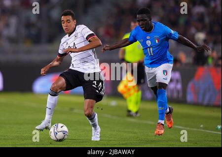 Bologne, Italie. 04th juin 2022. Jamal Musiala d'Allemagne est en compétition pour le bal avec Degnand Wilfried Gnonto d'Italie lors du match de l'UEFA Nations League entre l'Italie et l'Allemagne au Stadio Dall'Ara, Bologna, Italie, le 4 juin 2022. Credit: Giuseppe Maffia/Alay Live News Banque D'Images