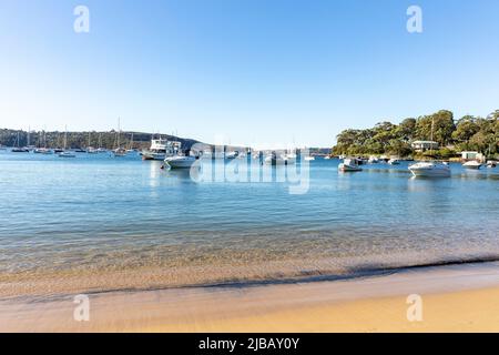 Balmoral Beach à Mosman Sydney par une belle journée d'hiver, avec des bateaux d'artisanat amarrés dans la baie, Sydney, Nouvelle-Galles du Sud, Australie Banque D'Images