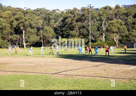 Le match de football amateur de Sydney a joué au Balmoral Beach OVAL, plus de 45 hommes dans la ligue de football de Manly Warringah, en Australie Banque D'Images