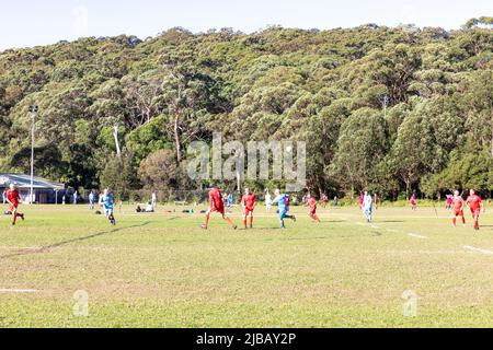 Le match de football amateur de Sydney a joué à Balmoral Beach OVAL, plus de 45 hommes dans la ligue de football Manly Warringah, Mosman, Australie Banque D'Images