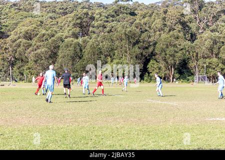 Le match de football amateur de Sydney a joué à Balmoral Beach OVAL, plus de 45 hommes dans la ligue de football Manly Warringah, Mosman, Australie Banque D'Images