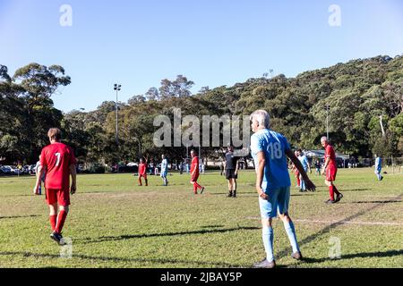 Le match de football amateur de Sydney a joué au Balmoral Beach OVAL, plus de 45 hommes dans la ligue de football de Manly Warringah, en Australie Banque D'Images