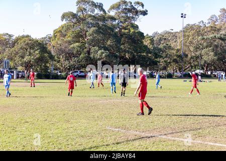 Le match de football amateur de Sydney a joué à Balmoral Beach OVAL, plus de 45 hommes dans la ligue de football Manly Warringah, Mosman, Australie Banque D'Images