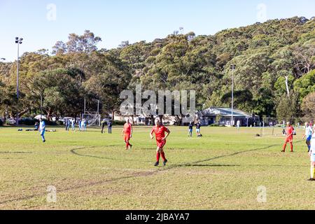 Le match de football amateur de Sydney a joué au Balmoral Beach OVAL, plus de 45 hommes dans la ligue de football de Manly Warringah, en Australie Banque D'Images