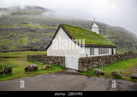 Petite église blanche avec toit de gazon à Saksun, l'île d'Eysturoy, les îles Féroé Banque D'Images