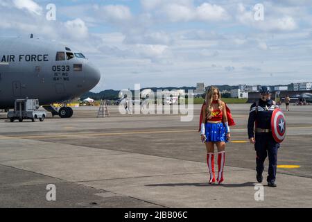 Les clients habillés comme personnages de super-héros visitent le festival de l'amitié 2022 à la base aérienne de Yokota, Japon, 22 mai 2022. Le festival a été l'occasion pour les visiteurs d'apprendre et de célébrer le partenariat entre les États-Unis et le Japon, tout en renforçant les liens entre Yokota et les communautés locales. (É.-U. Photo de la Force aérienne par Airman classe 1st Makensie Cooper) Banque D'Images