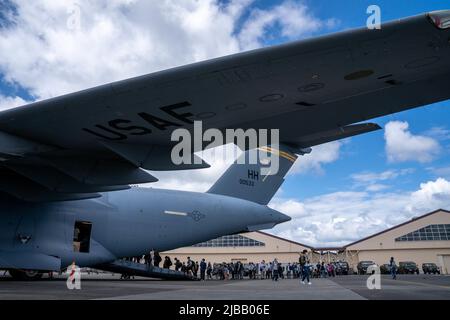 Les visiteurs du festival attendent en file d'attente pour visiter le C-17 Globemaster III au Festival d'amitié 2022 à la base aérienne de Yokota, Japon, 22 mai 2022. L'événement a incarné le véritable esprit d'amitié, accueillant plus de 110 000 voisins japonais, partageant nos cultures par la nourriture, la musique et les spectacles. (É.-U. Photo de la Force aérienne par Airman classe 1st Makensie Cooper) Banque D'Images