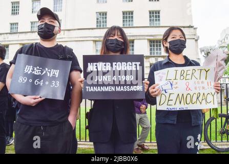 Londres, Royaume-Uni. 4th juin 2022. Des manifestants se sont rassemblés devant Downing Street à l'occasion du 33rd anniversaire du massacre de la place Tienanmen aux côtés des manifestants ukrainiens en faveur de la démocratie, contre l'invasion de l'Ukraine par la Russie, en souvenir de la place Tienanmen et en faveur de l'indépendance de Hong Kong. Credit: Vuk Valcic/Alamy Live News Banque D'Images