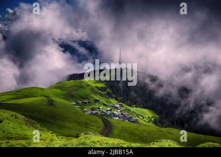 Vue sur un village de montagne nommé Gito, arbres forestiers, verrière et brouillard. L'image est capturée dans la zone de Rize de la région de la mer Noire située au nord-est Banque D'Images