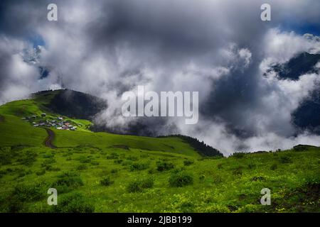 Vue sur un village de montagne nommé Gito, arbres forestiers, verrière et brouillard. L'image est capturée dans la zone de Rize de la région de la mer Noire située au nord-est Banque D'Images