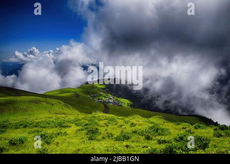 Vue sur un village de montagne nommé Gito, arbres forestiers, verrière et brouillard. L'image est capturée dans la zone de Rize de la région de la mer Noire située au nord-est Banque D'Images